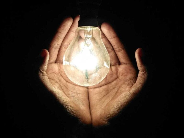 Κοινωνικό Τιμολόγιο Ρεύματος 2024 3 a person holding a light bulb