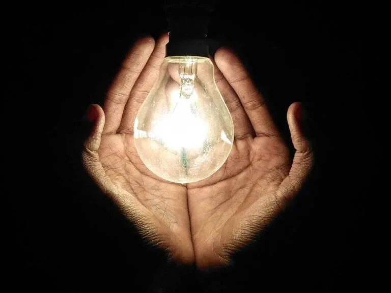 Κοινωνικό Τιμολόγιο Ρεύματος 2024 9 a person holding a light bulb