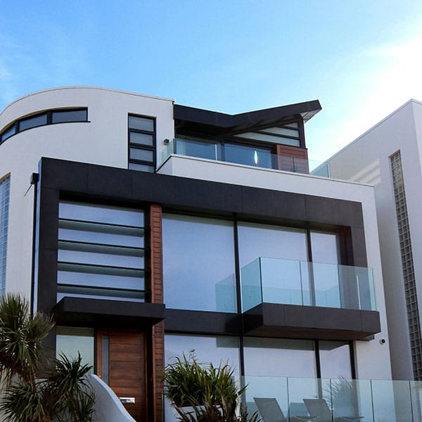 Κτηματομεσιτικά 5 a building with a glass balcony